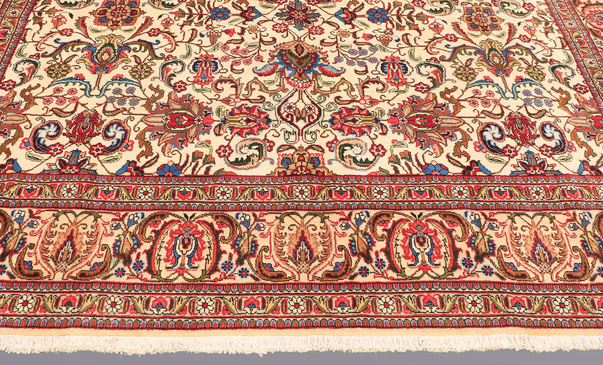 A CARPET, Tabriz, ca 398 x 287 cm.