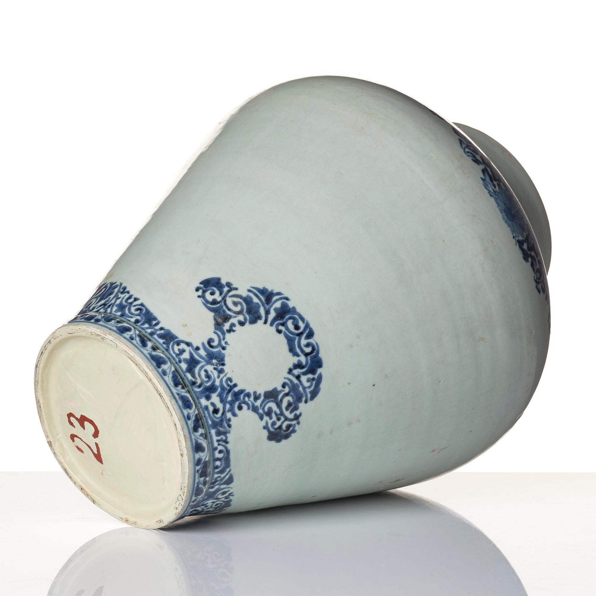 A Japanese blue and white porcelain urn, Genroku, Edo (1603-1868).