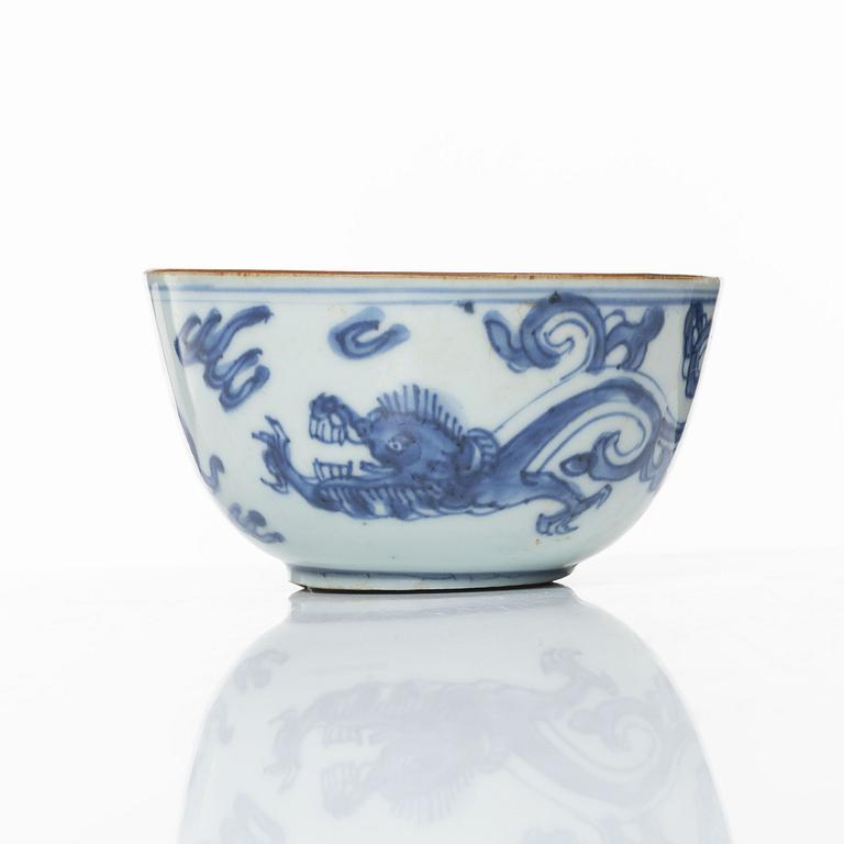 A Chinese blue and white kui dragon bowl, Ming dynasty, 17th century.