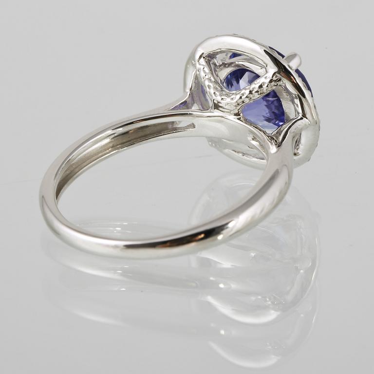 RING, 18K vitguld med briljantslipade diamanter 0.31 ct samt fasettslipad tanzanit 2.33 ct. Vikt 3,7 gram.