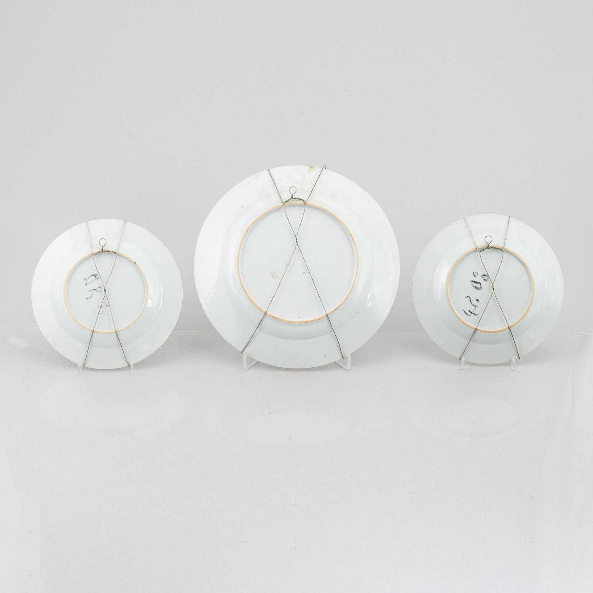 Five Famille rose plates and a charger, China, Qianlong (1736-95).