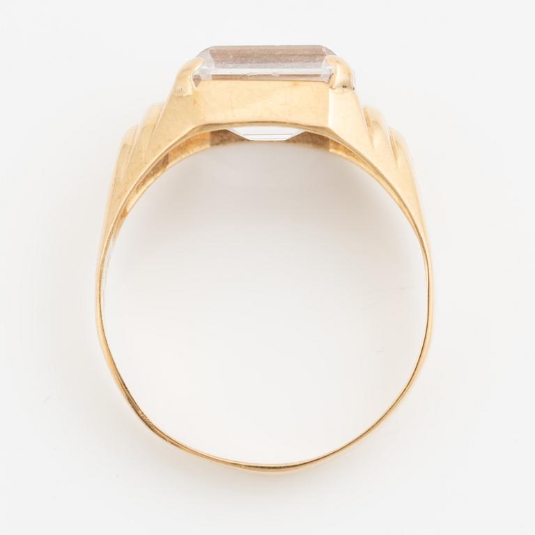 Ring 18K gold with white synthetic spinel.