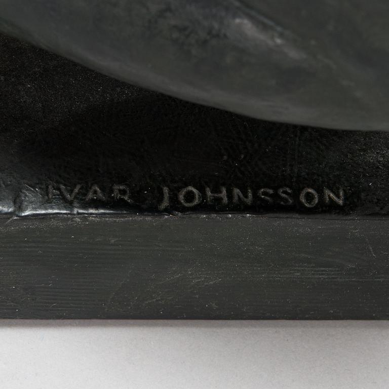 Ivar Johnsson, veistos, maalattua kipsiä, signeerattu.