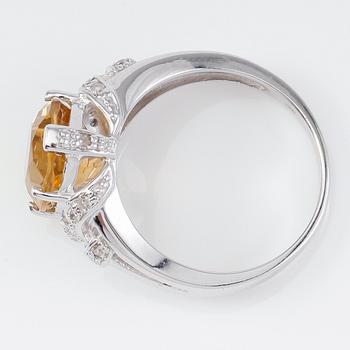 RING, 14K vitguld, citrin ca 6.00 ct. och mindre diamanter.