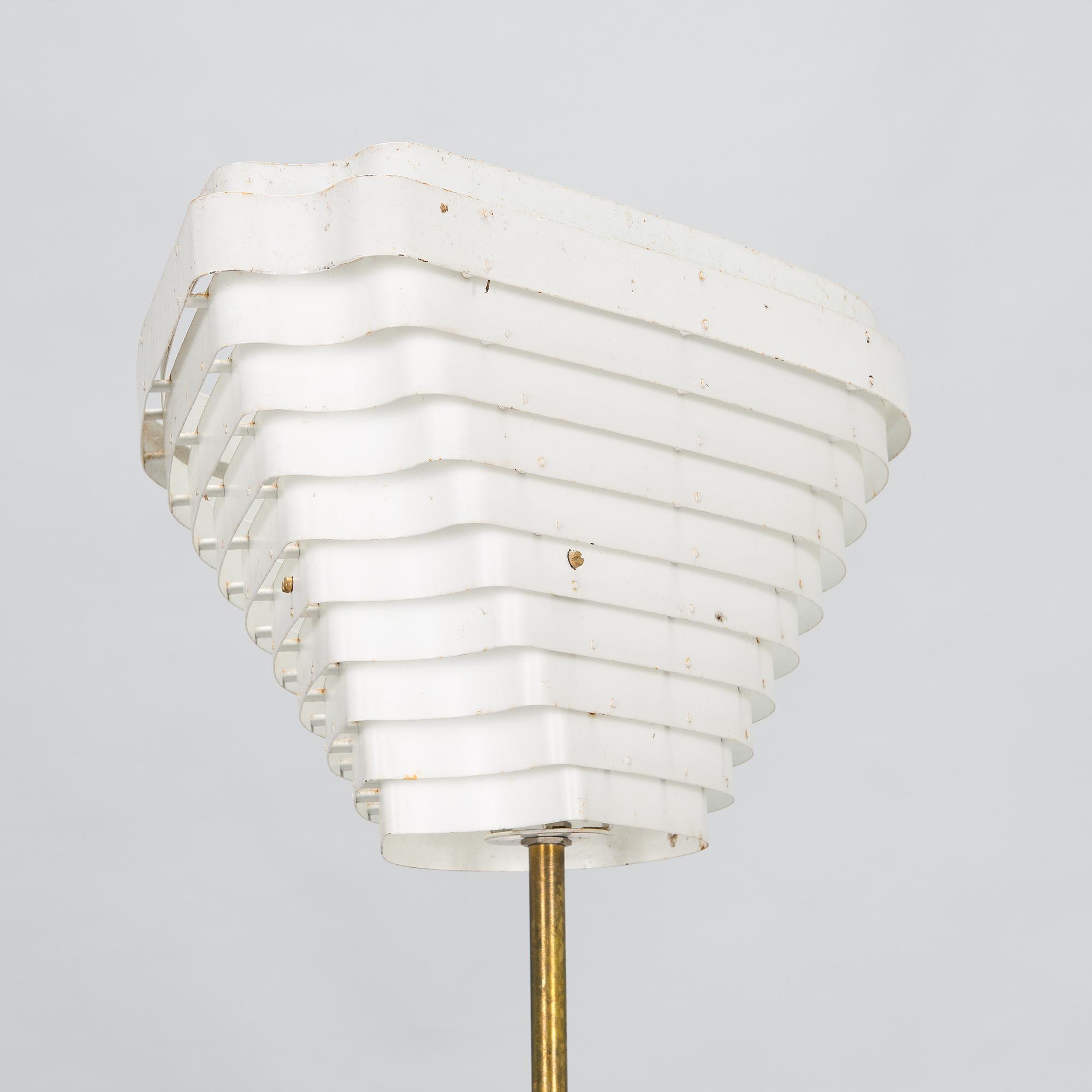 Alvar Aalto, 'Angel wing'  floor light model A 805, manufactured by Valaisinpaja Oy, late 20th century.