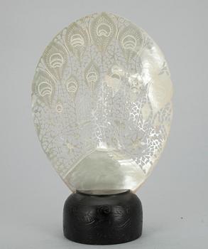 SNÄCKA/SKULPTUR, pärlemor, Kina, 1900-tal.