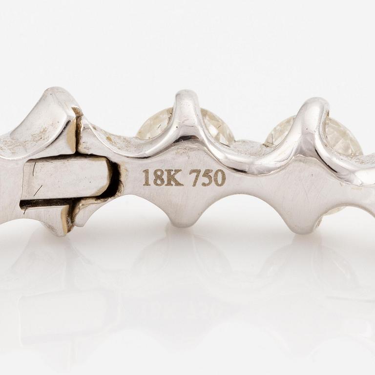 Ett par örhängen 18K vitguld med runda briljantslipade diamanter.
