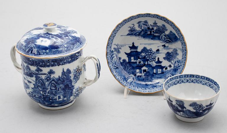 MUGG MED LOCK och SKÅLAR MED FAT, 3 st, porslin, Kina, Qianlong (1736-1795).