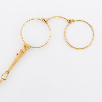 18K gold lornet.