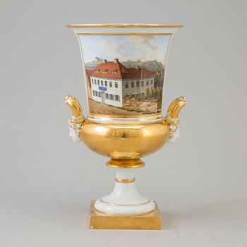 a porcelaine urn from Meissen, 19th century.