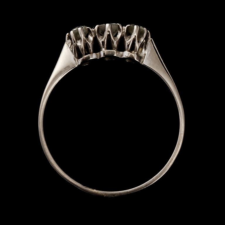 RING, 18k vitguld med 3 äldre briljantslipade diamanter, totalt 0.29 ct, Ceson, Göteborg, 1972. Vikt 2 g.