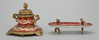 SKRIVBORDSGARNITYR,  4 delar,  målat porslin samt mässing, 1800-talets slut.