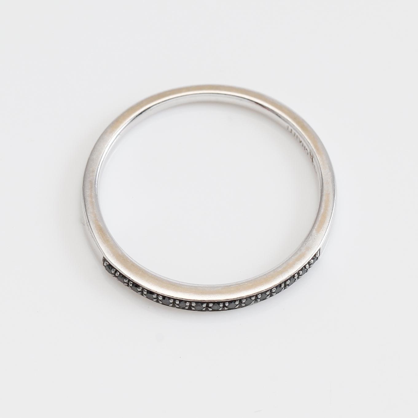 RING, 14K vitguld med svarta stenar.
