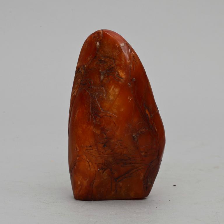 SKULPTUR, bärnsten. Kina 1800/1900-tal.