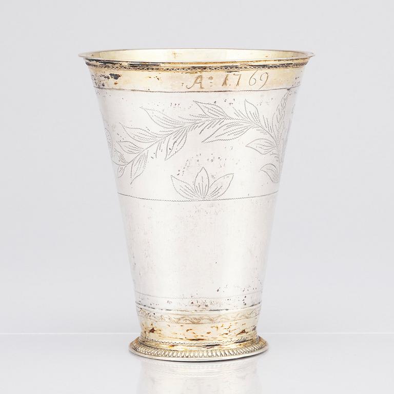 Conrad Gadd (sannolikt), bägare, delvis förgyllt silver, Kristianstad 1749. Rokoko.