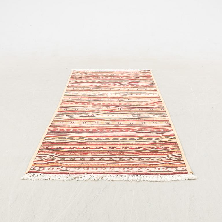 A Kilim runner carpet, ca. 304 x 99 cm.