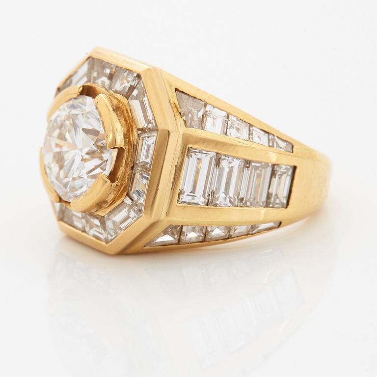 An 18K gold ring set with a round brilliant-cut diamond 3.01 cts.