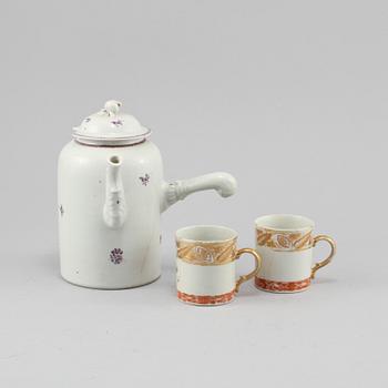 KAFFEKANNA, samt KAFFEKOPPAR, 2 st, porslin, Kina, 1700/1800-tal.