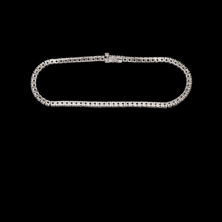 ARMBAND, 18k vitguld med 77 briljantslipade diamanter, 3.46 ct. Vikt 10 g.
