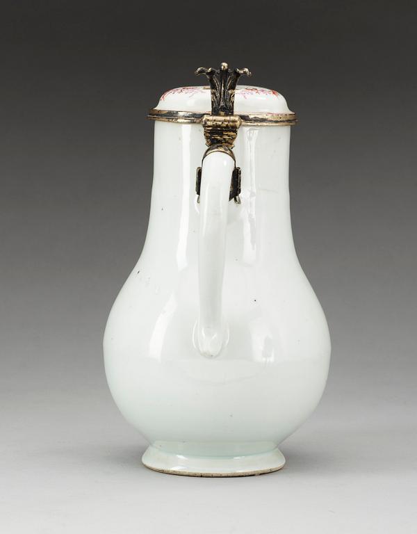 KANNA med LOCK, kompaniporslin med samtida förgylld silvermontering. Qing dynastin, Qianlong (1736-95).