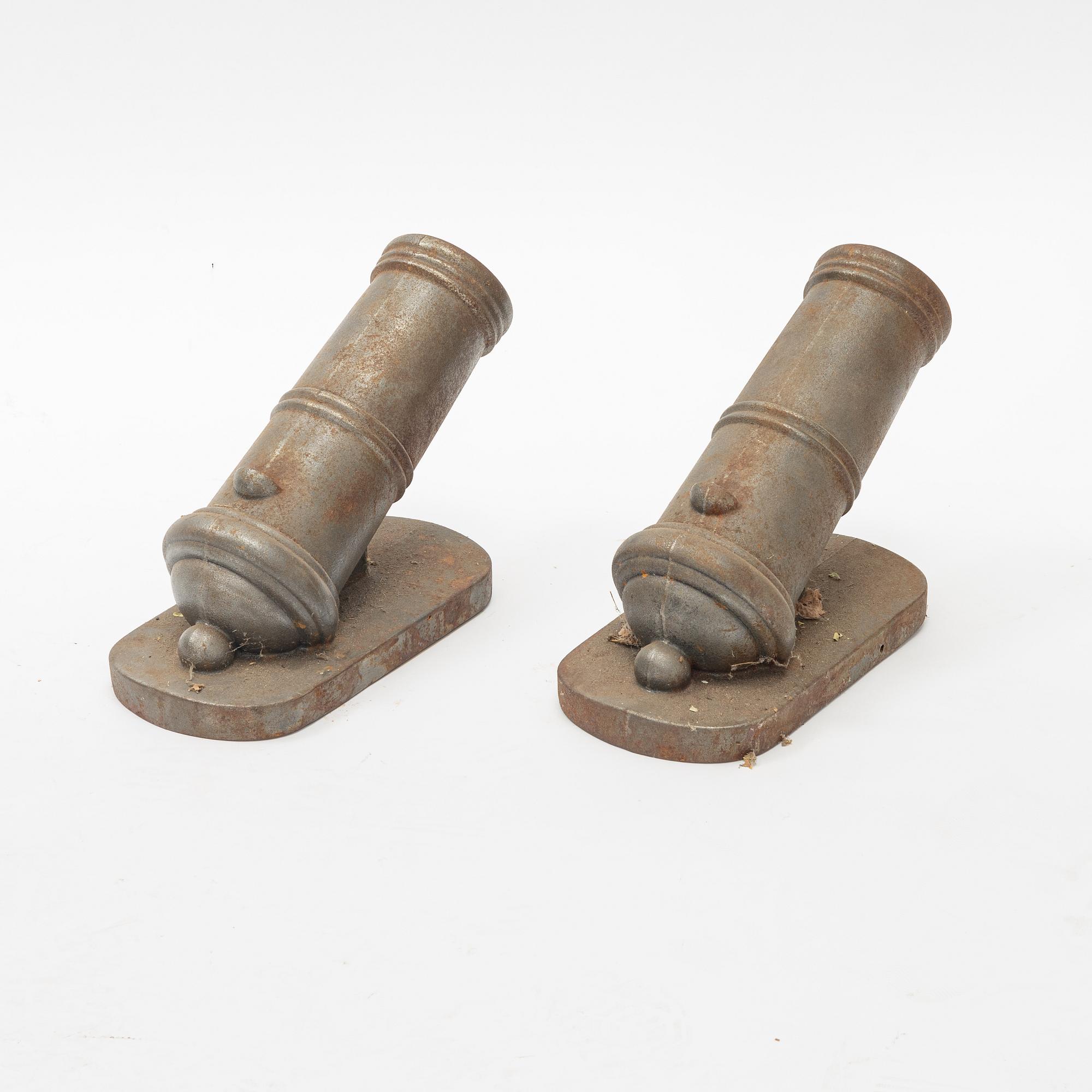 A pair of iron decoration cannons, 20th century.