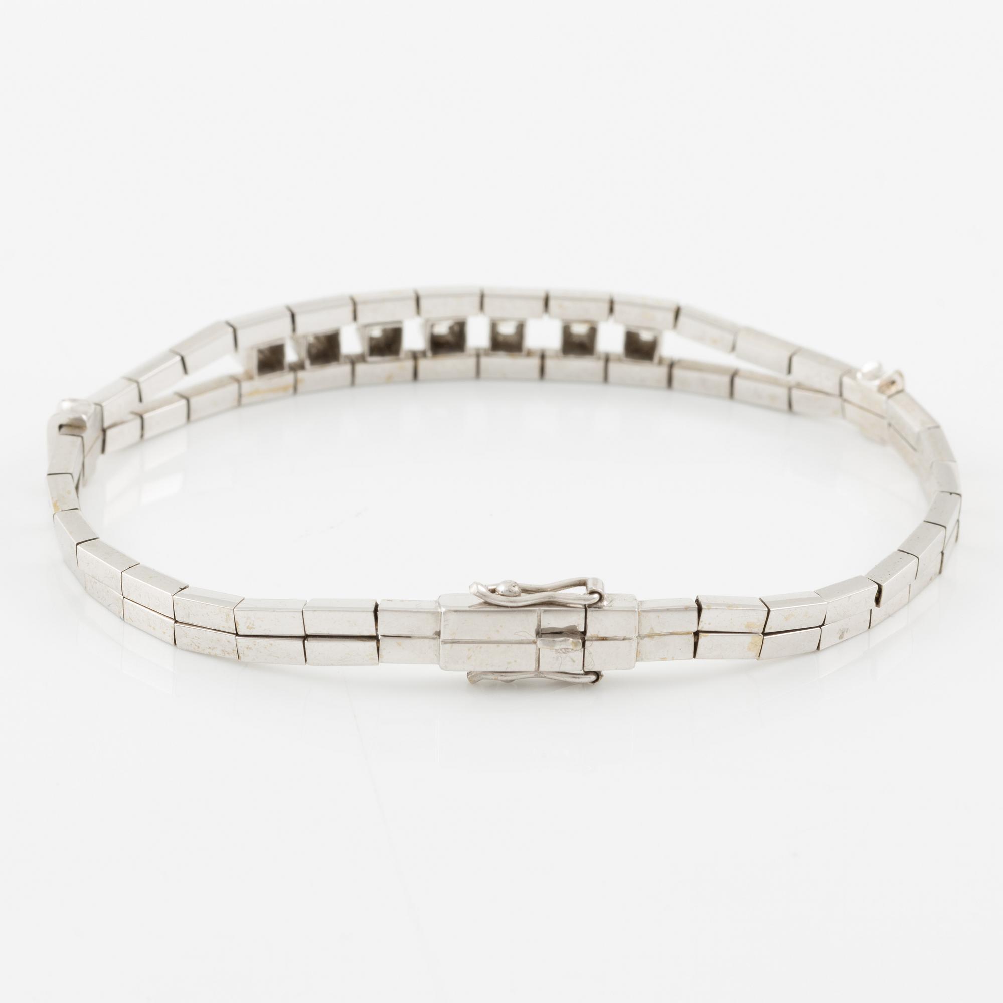 Bracelet, 18K white gold set with seven brilliant-cut diamonds.