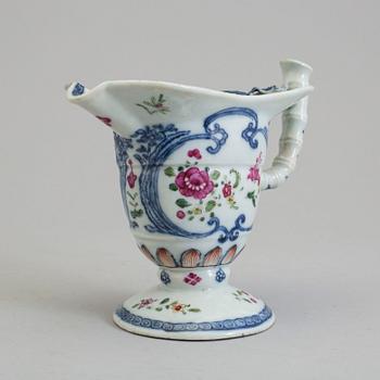 A famille rose and underglazed blue and white export porcelain saucer, Qing dynasty, Qianlong (1736-95).
