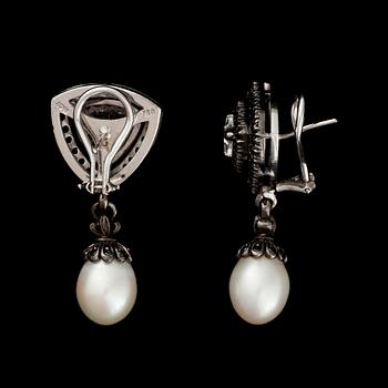 ÖRHÄNGEN, 18K vitguld. Diamanter, tot. ca 1,70 ct samt svarta diamanter ca 1,20 ct. Vikt 25,4 g.