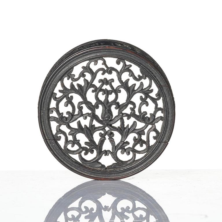 A blanc de chine jar, Qing dynasty, 19th century.