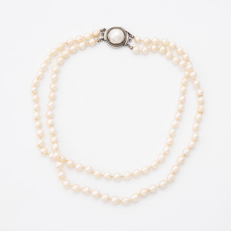 Collier, tvåradigt med odlade pärlor, lås silver med mabepärla.