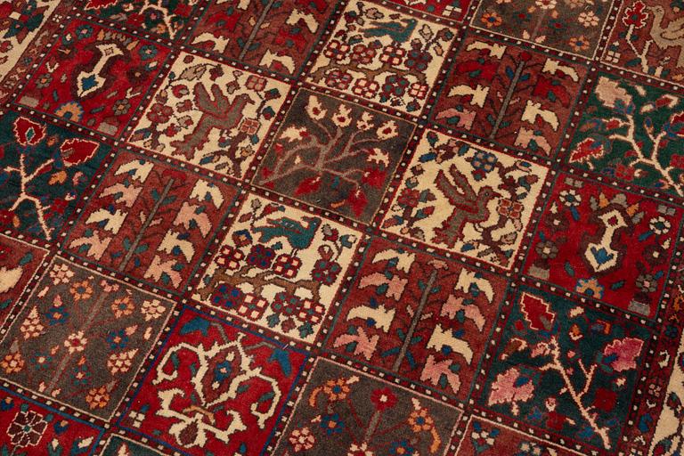Carpet, Bakhtiari, 300 x 160 cm.