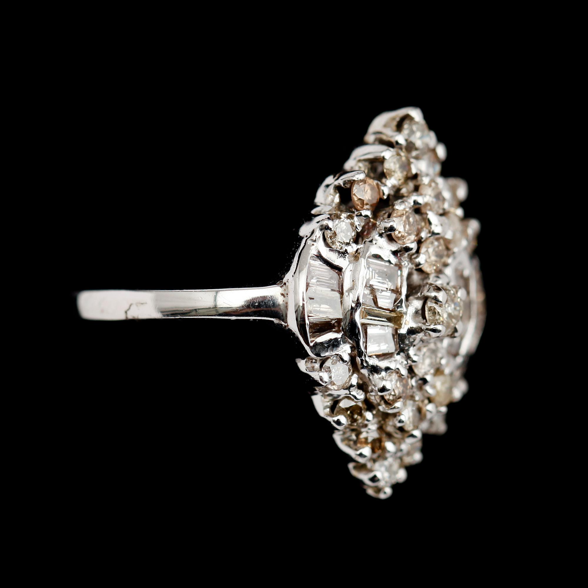 RING, 8 k vitguld, diamanter tot ca 0.70 ct.