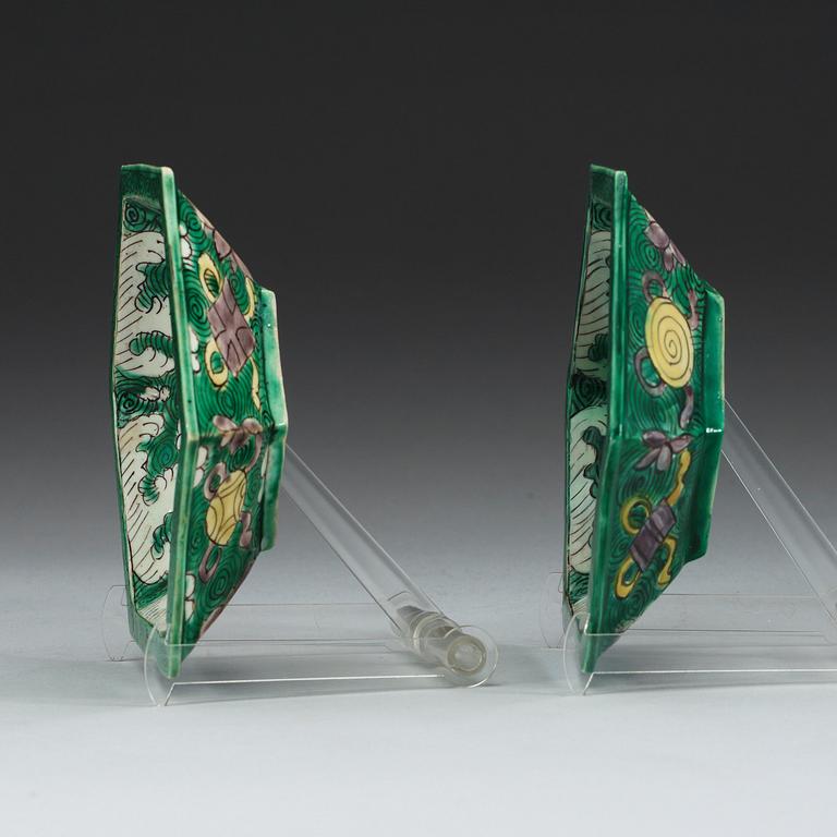 A pair of famille verte dishes, Qing dynasty, Kangxi (1662-1722).