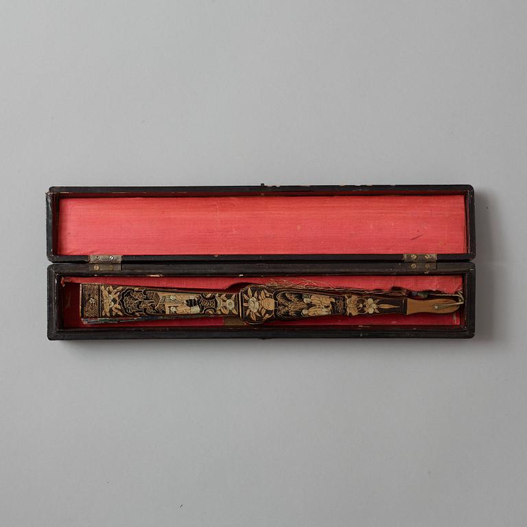 SOLFJÄDER med ETUI, akvarell och lack. Qingdynastin, 1800-tal,