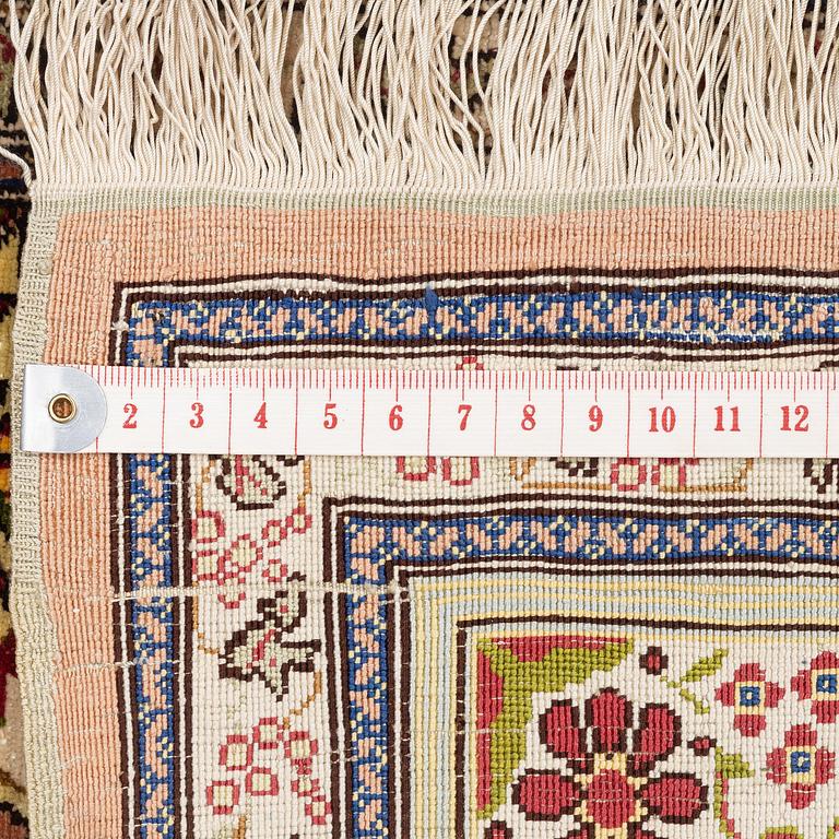 Matta, semiantik/old silke Hereke, Västra Anatolien, ca 103 x 66 cm.