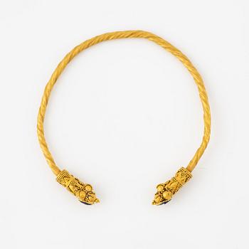 A presumably modern gold bracelet in the Greco-Roman-style.