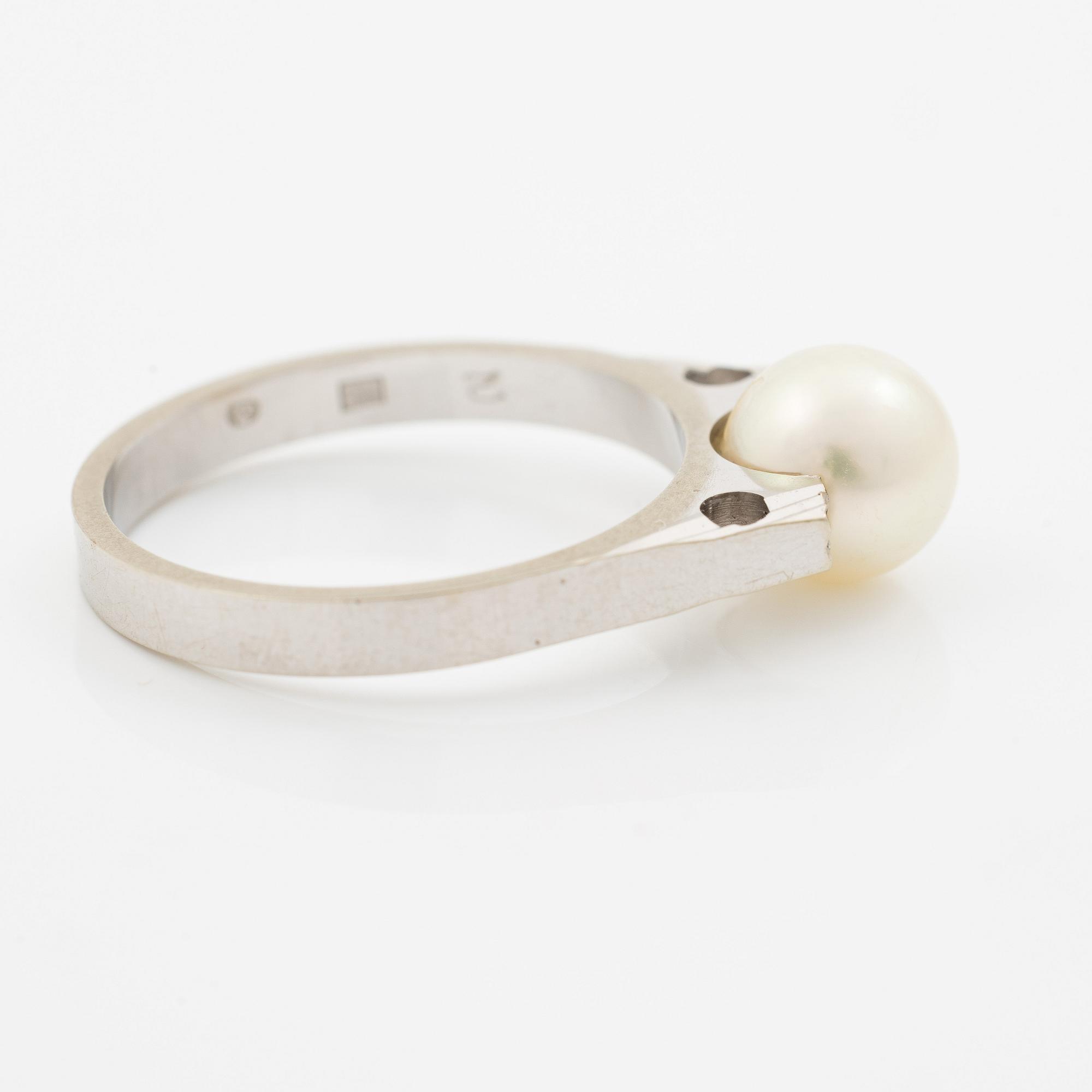 Ring 18K vitguld med odlad pärla och åttkantslipade diamanter.