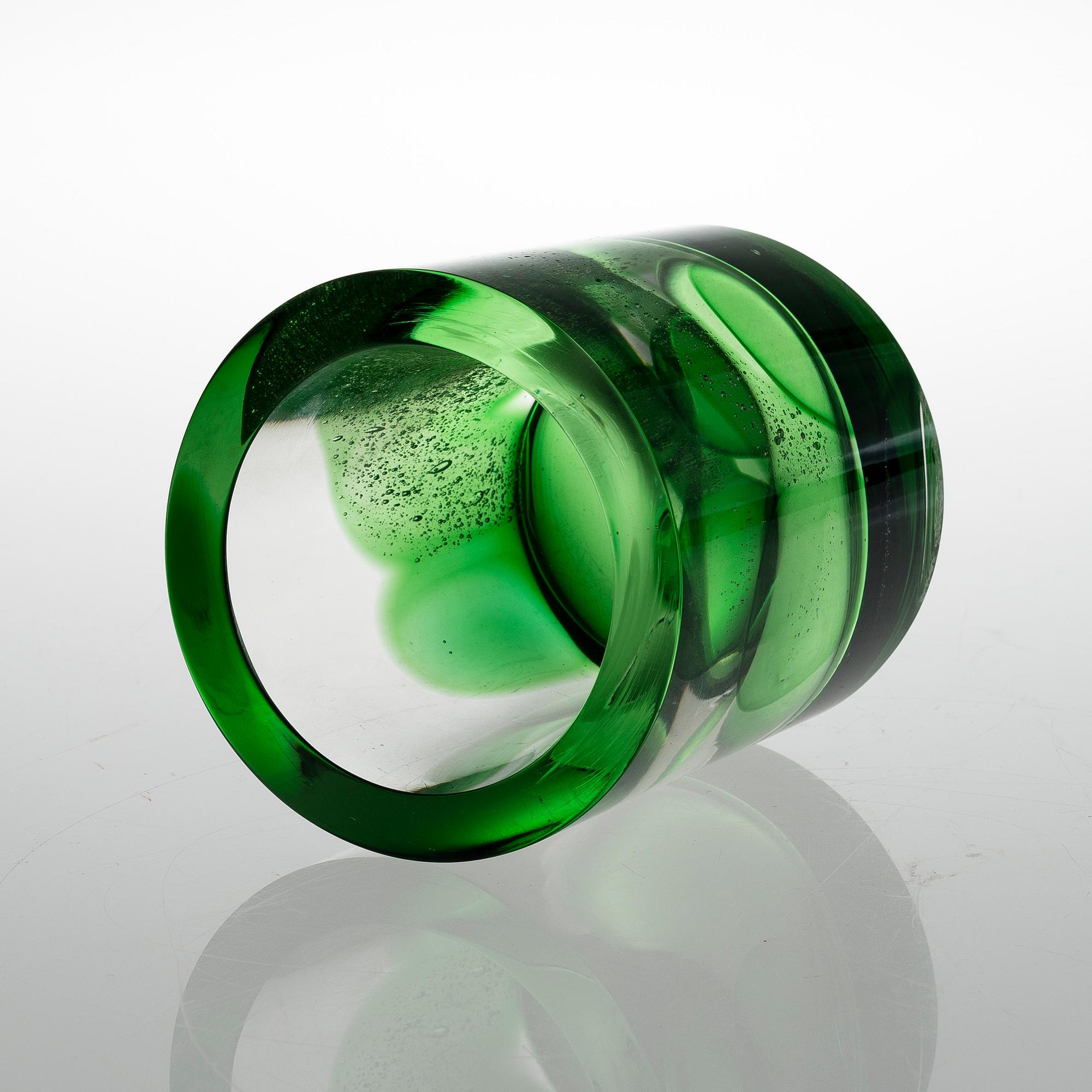 OIVA TOIKKA, A VASE. Signed Oiva Toikka Nuutajärvi Notsjö.