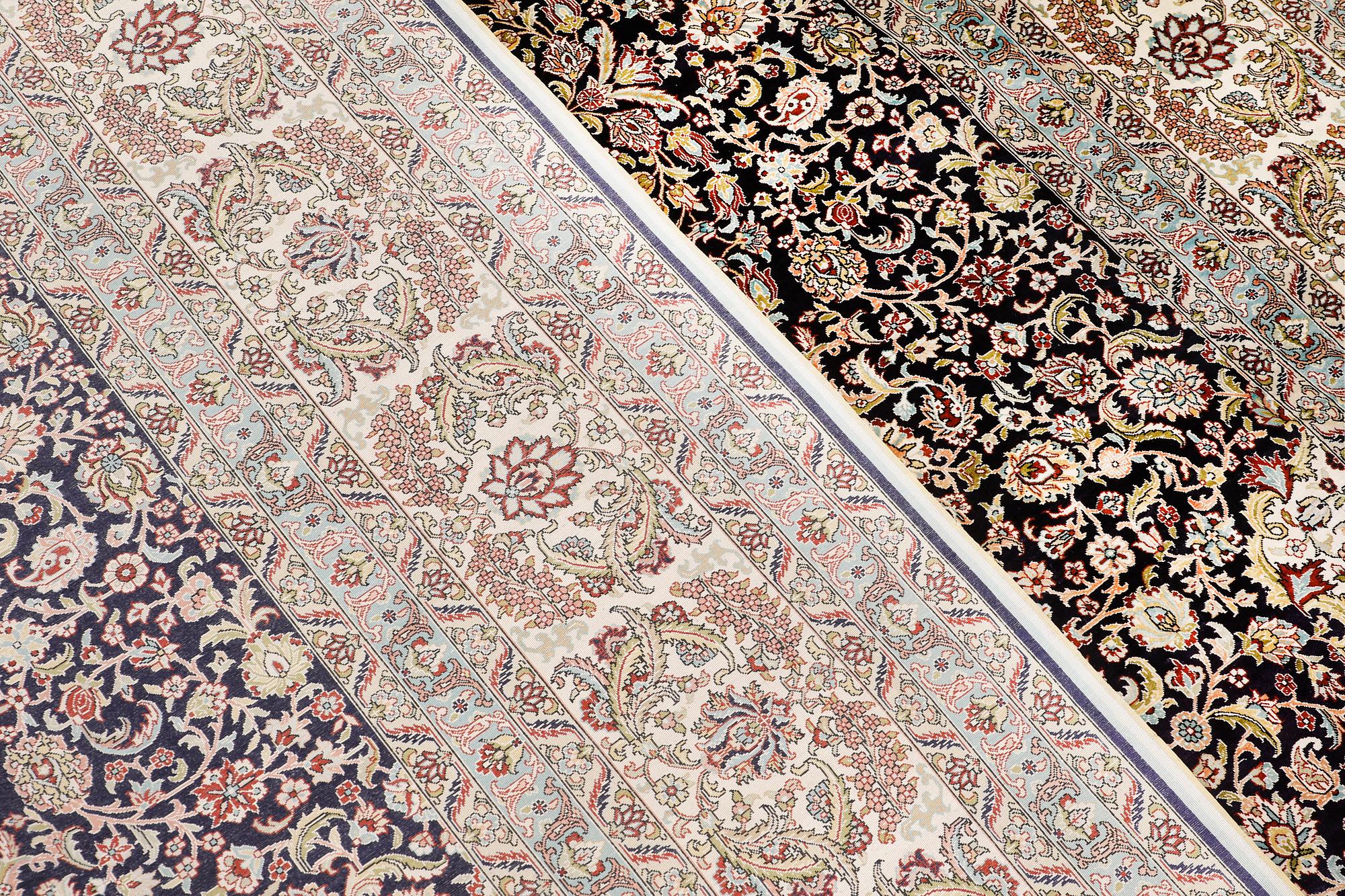 A carpet, Oriental silk, ca 297 x 202 cm.