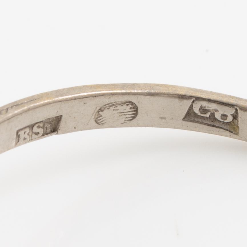 Ring platina med gammalslipade diamanter.