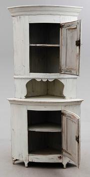 HÖRNSKÅP, allmoge, omkring år 1800.