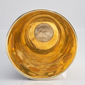 Fredrik Petersson Ström, bägare med lock, silver och kopparmynt, Stockholm 1789. Gustaviansk.