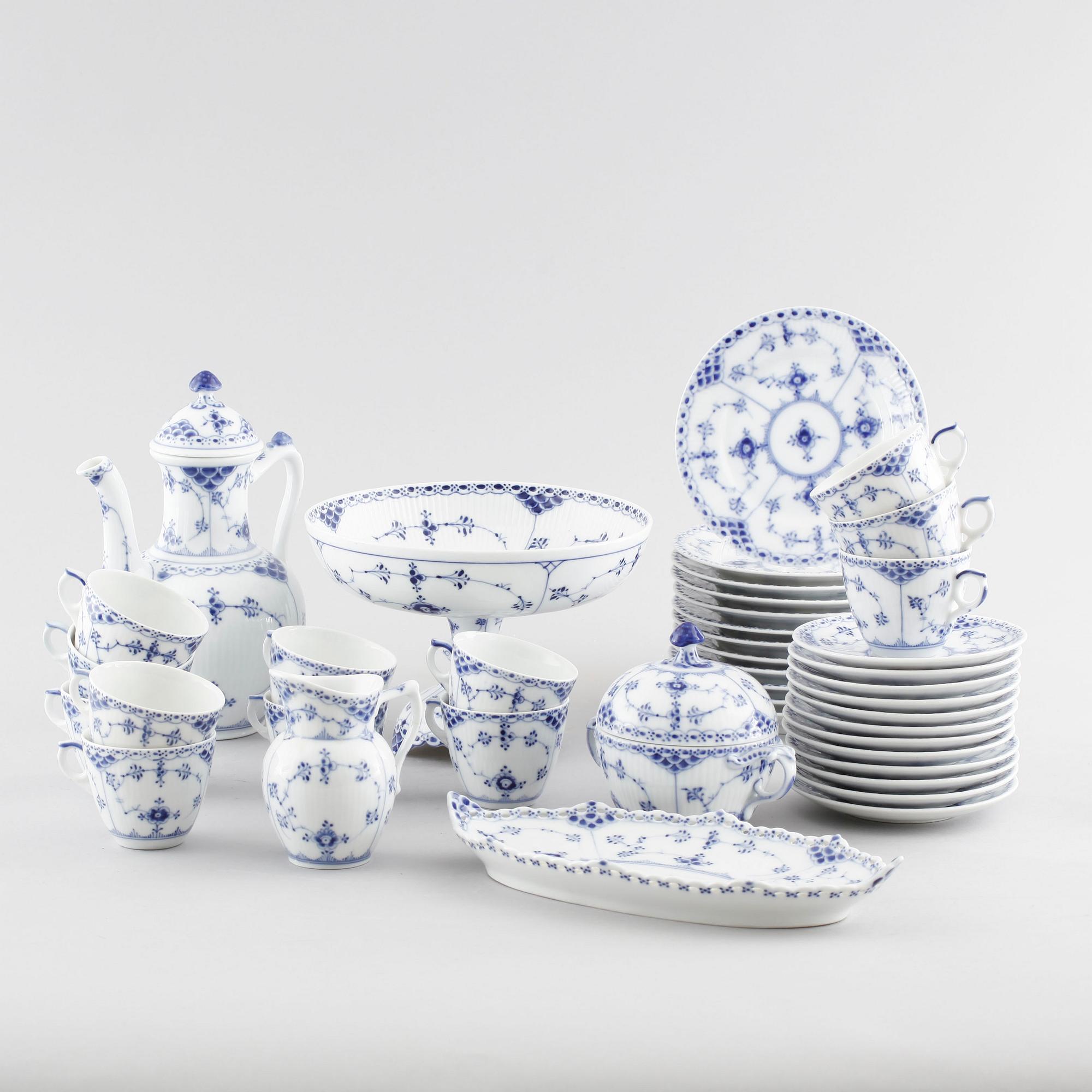 A porcelain coffee set of 29 pcs, 'Musselmalet', Royal Copenhagen, Denmark, first half of the 20th century.