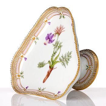 A Royal Copenhagen 'Flora Danica' cakestand, Denmark, 20th Century.