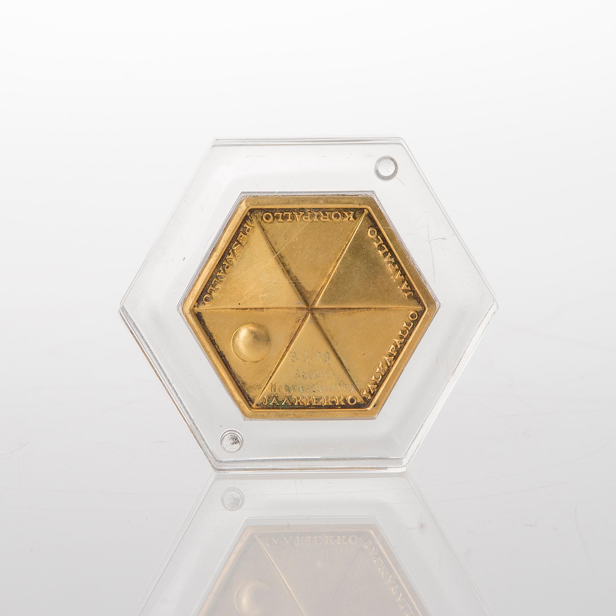 MITALI, design Eero Aarnio, kullattua hopeaa. Kultateollisuus 1968.