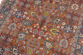 An antique Mahal rug, c.. 178 x 132 cm.