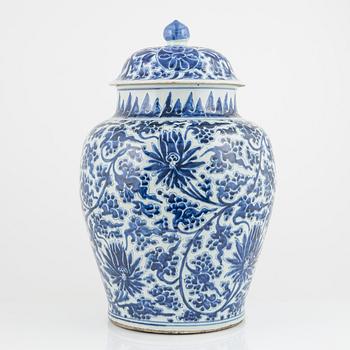 A large blue and white lotus jar with cover, Qing dynasty, Kangxi (1662-1722).