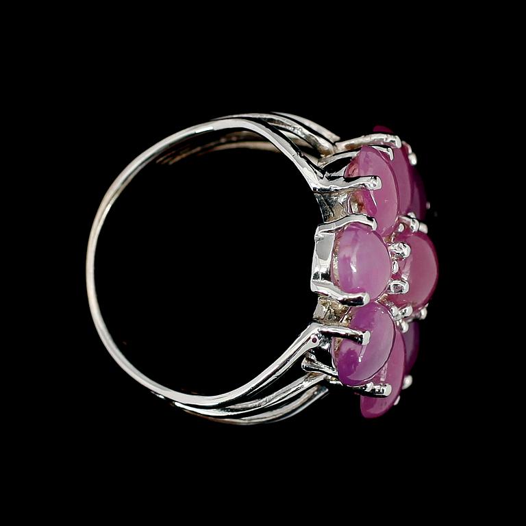 RING, silver,  med rosa ovala cabuchonslipade safirer.