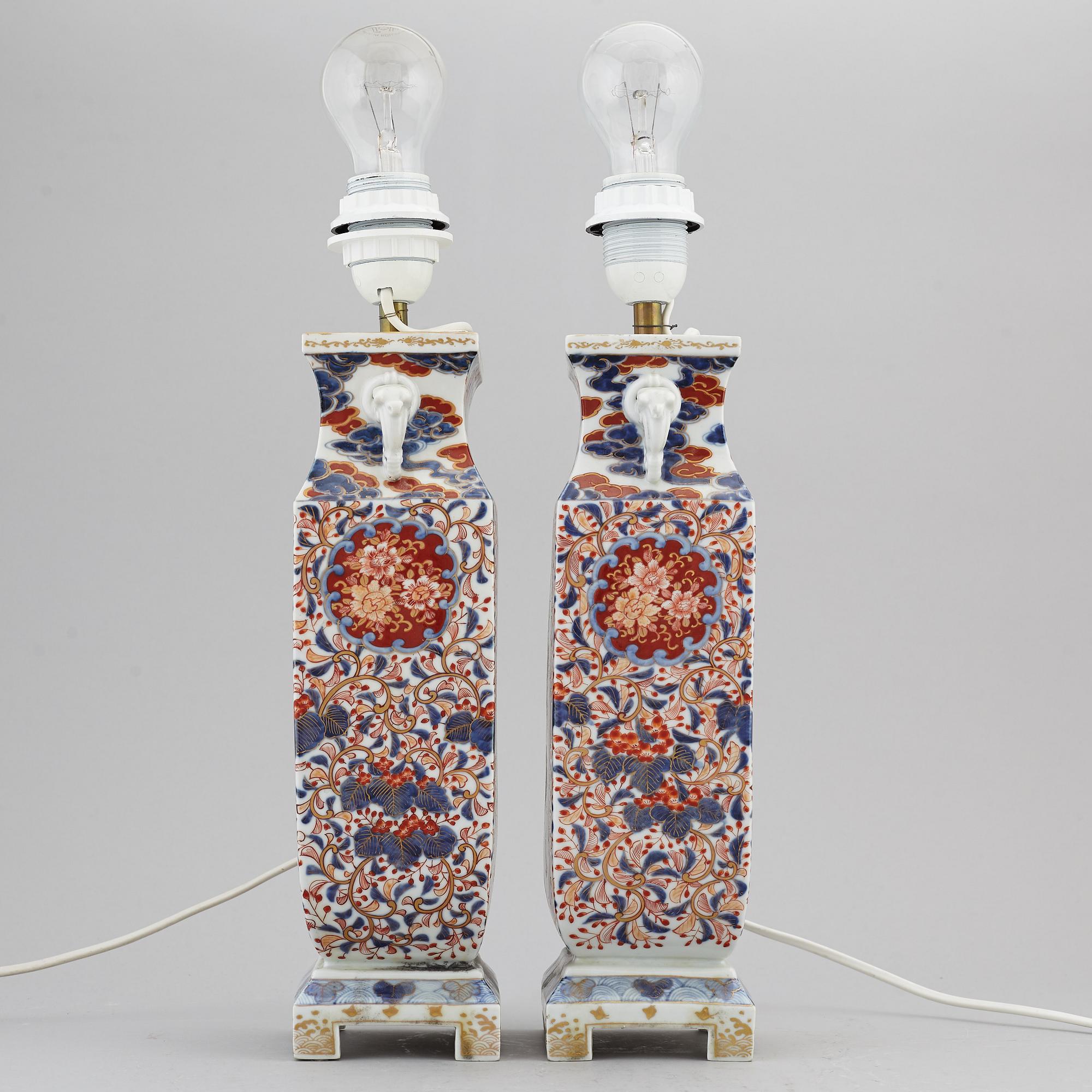 VASER omgjorda till BORDSLAMPOR, ett par, porslin. Japan, 1800-tal.
