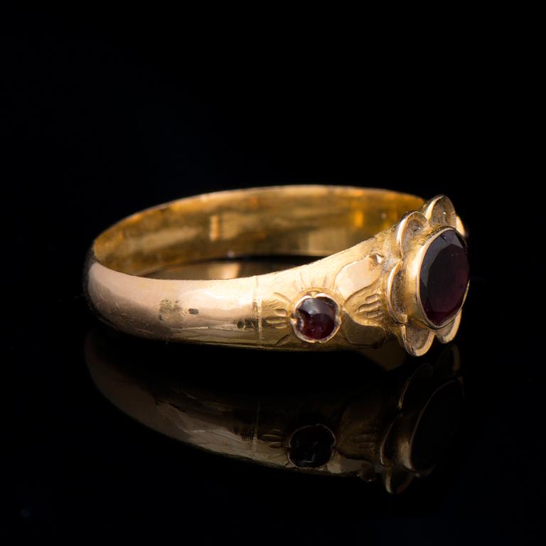 RING, fasettslipade granater, 18K guld. Herman Miettinen, Tavastehus 1886.